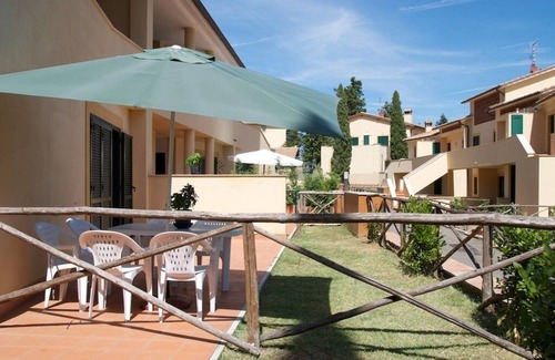 Bucine House | Excellently located ground floor property within a residence with pool