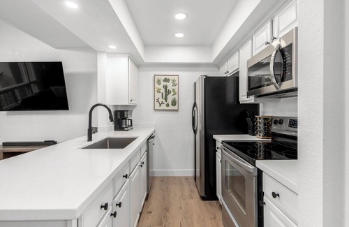 Camelback East Condo | Exceptional community! Biltmore/Arcadia location. Impeccable! King & Queen bed!