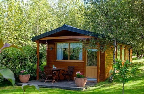 Selfoss Cottage | EXCEPTIONAL COTTAGE with a guesthouse and jacuzzi in Golden Circle, 6-10 people