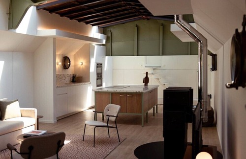 Ghent Boat Rental | Exceptional Houseboat in Ghent's waters