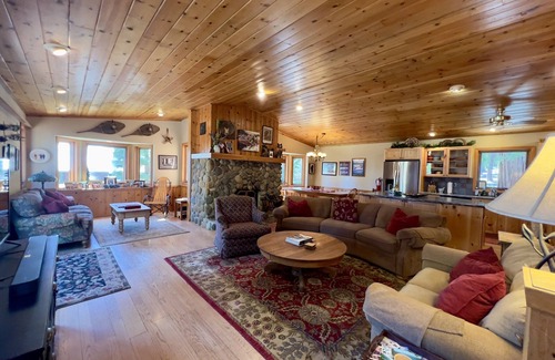 Carnelian Bay House | Exceptional N.Lake Tahoe Retreat/Charney Chalet: Dog Friendly, HotTub, Fast WiFi