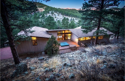 Boulder House | Exceptional PRIVATE Mountain home with HOT TUB and WiFi- 5BDR Minutes to Town