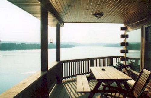 Magnet Cabin | Exceptional views of the Ohio River and accommodates 2 boats