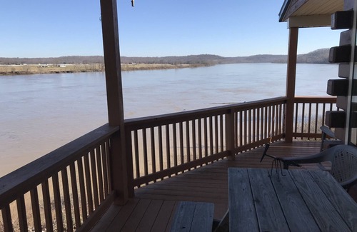 Magnet Cabin | Exceptional views of the Ohio River and accommodates 2 boats
