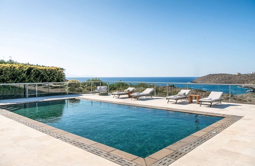 Chorafakia Villa | Exceptional villa with pool on the seafront