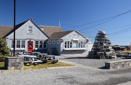 York Beach House | Exceptional Year Round Rental 1/4 Mile To Short Sands Beach & Downtown York