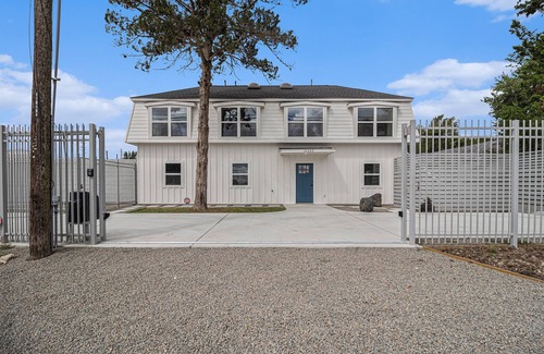 Willow Meadows/Willowbend Area Apartment | Exceptionally designed 1 bedroom 1 bath just minutes from NRG & Medical Center