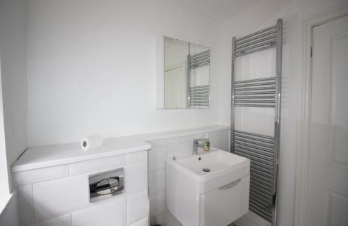 Coventry House | Exceptionally Stunning Four Bed Terraced House With Two Bathrooms- Recently Renovated