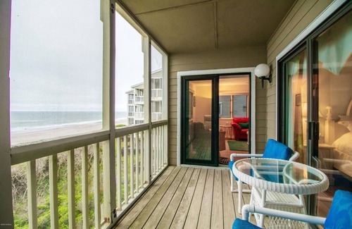 Pine Knoll Shores Condo | Exceptionally Clean 3Br/3Ba Oceanfront Condo in the Heart of the Crystal Coast