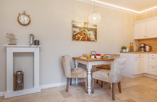 Zingst Apartment | Exclusive vacation apartment in a thatched house for 2 people in the middle of Zingst.