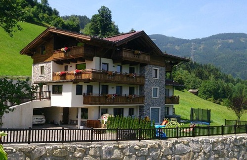 Emberg Apartment | Exclusiv Apartment Bergmahd - SKI in/SKI out, Sauna-Jacuzzi - by "wachterhof"