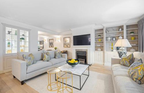 Knightsbridge Apartment | Exclusive 3Bd House in Belgravia with Private Garage, Terrace and Balcony