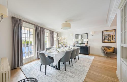 Knightsbridge Apartment | Exclusive 3Bd House in Belgravia with Private Garage, Terrace and Balcony