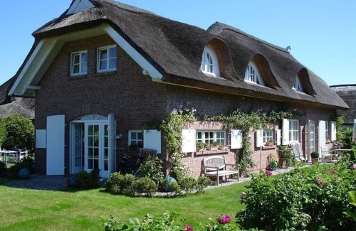 Pantow House | Exclusive 5-star vacation home under thatch - directly near Binz