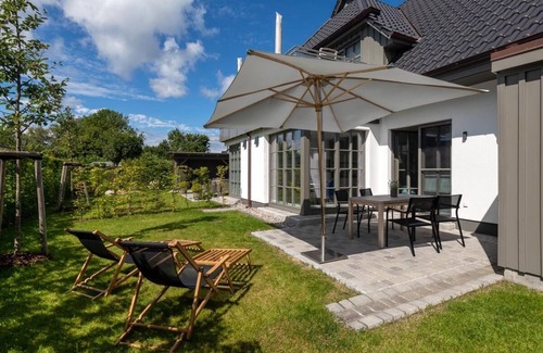 Zingst Apartment | Exclusive apartment in central location with garden, fireplace, WLAN, PS5, FIFA25, karaoke