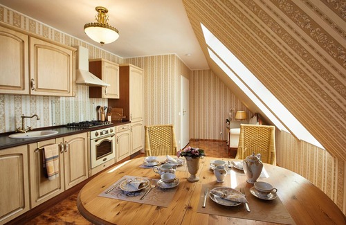 Seevetal Apartment | Exclusive apartment . Top renov . Including garden .