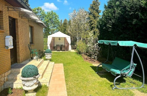 Seevetal Apartment | Exclusive apartment . Top renov . Including garden .