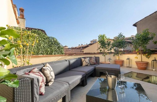 Santo Spirito Apartment | Exclusive Florence Getaway with Jacuzzi, Terraces & Concierge Services