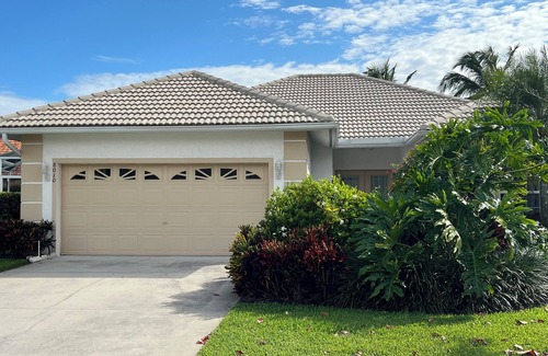 Falcons Glen House | Exclusive Lely Resort House -Private Pool -Sleeps 6