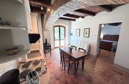 Poreta House | EXCLUSIVE POOL-OPEN ALL YEAR/SPOLETO BIOFARM-SLEEPS 8/WALK TO SHOPS, BAR ETC