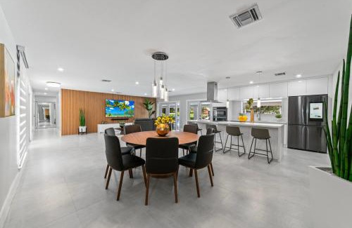 Miami Gardens House | Exclusive Retreat Poolside Oasis and Entertainment L49