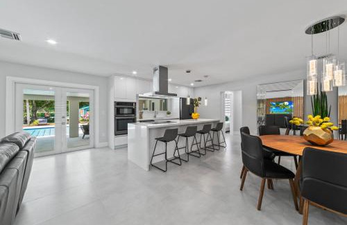 Miami Gardens House | Exclusive Retreat Poolside Oasis and Entertainment L49