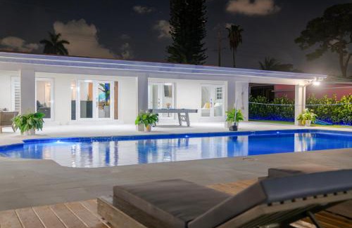 Miami Gardens House | Exclusive Retreat Poolside Oasis and Entertainment L49
