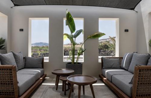 Kamari Villa | Exclusive Santorini Villa The Breeze Villa 2 Bedrooms Private Jacuzzi Pool and Serene Location Vourvoulos