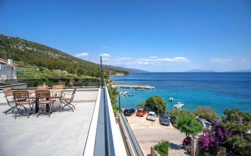 Zavala Apartment | Exclusive Seafront Suite with jacuzzi