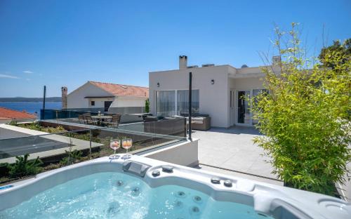 Zavala Apartment | Exclusive Seafront Suite with jacuzzi