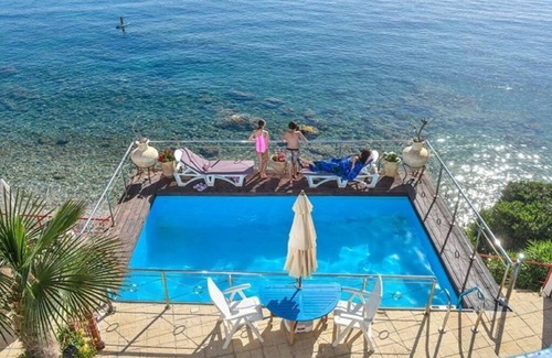 Linoperamata Apartment | Exclusive Seaside Retreat with Shared Pool & Private Beach Access 04