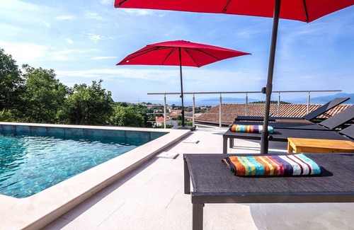 Kastav Apartment | Exclusive vacation apartment near Opatija with 180° sea view and private pool.