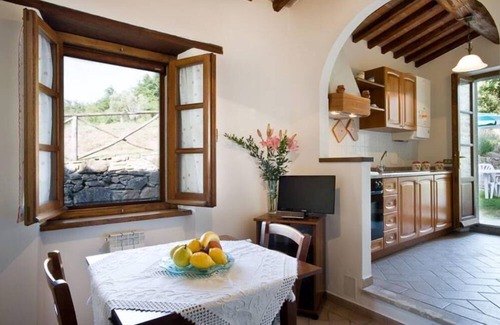 Lisciano Niccone Villa | Exclusive villa with private pool, sleeps 24