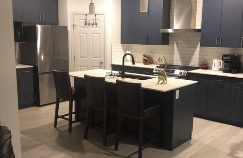 West Edmonton House | Exec home 20 min to airport, 13 min to West Edmonton Mall & 26 min to Rogers Pl