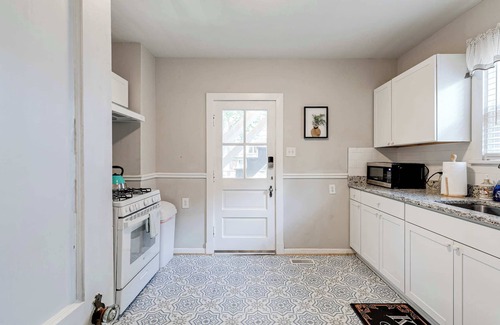 Richmond Condo | Executive 2BR condo: Free parking, fire pit, and patio.