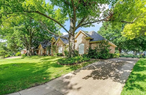 Tarrant County House | Executive 3-bed house with pool, office, WI-FI, Big TVs private, quiet, near FW