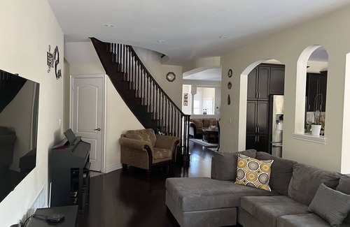 Brampton House | Executive 4 Bed 3.5 Bath full house