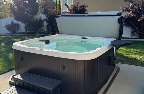 West Jordan House | Executive 4-bedroom house in West Jordan with hot tub - Mountains & ski resorts