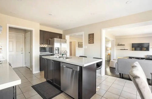 Brampton House | Executive 4BD/3BA home with Free Parking|Wi-fi|Office|Views|Park Access