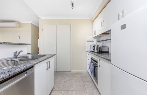 Perth Central Business District Apartment | Executive Apartment, Parking, Pool in Perth