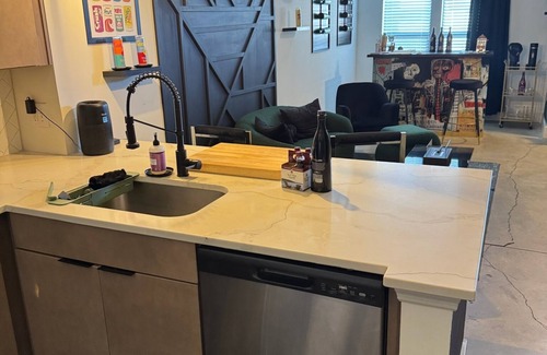 Westside Condo | Executive Bi-Level Loft , Private Entry , West Midtown , 20 mins from Airport