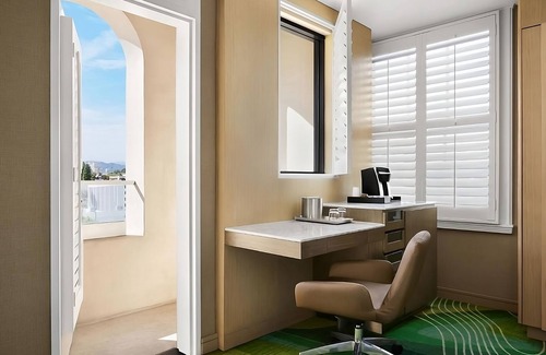 Pasadena Hotel | Executive Corner 1 King Bed w/Balcony & Pool View Room at Pasadena Hotel
