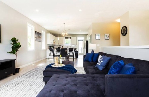 Jasper Place House | Executive Home - Long Stays - Garage - WiFi & NFLX