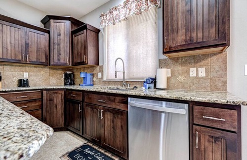 Tri-Cities House | Executive Home, Private Yard & Garage 5/3 - #3005