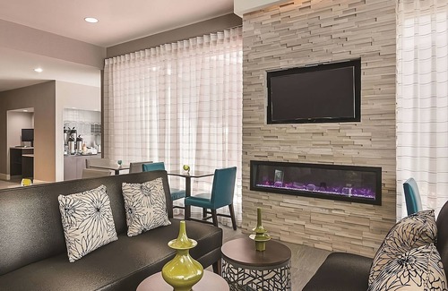 Orlando Hotel | Executive King with Pool View, La Quinta Inn & Suites, Free Breakfast, Near UCF