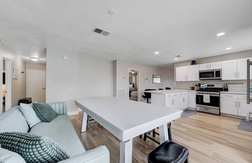 Summerlin House | Executive Oasis in Vegas: Pool, Privacy & Peace.