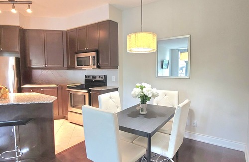 The Peanut Condo | Executive Spacious Ravine Living with Pool Gym & Free Parking