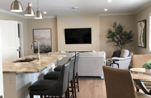 London Apartment | Executive-style apartment in London's Hunt Club. Idea for long-term stays.