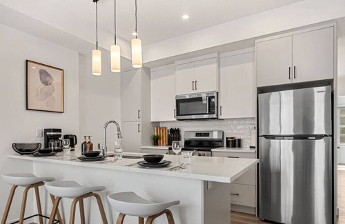 Springbank Hill House | Executive Suite with King Bed » Garage » AC » Free Banff Pass » 65"