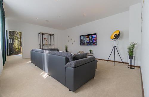 Cottbus House | Exklusive Stadtvilla-190qm- Parkplatz- 3Schlafzimmer- 2 Bäder- Netflix- Waschmaschine- 4 Etagen-nähe Theater